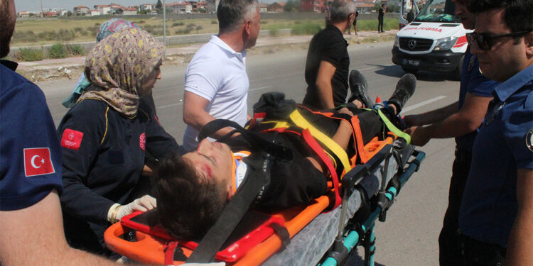 Polise motosikleti ile çarpan ehliyetsiz sürücü tutuklandı