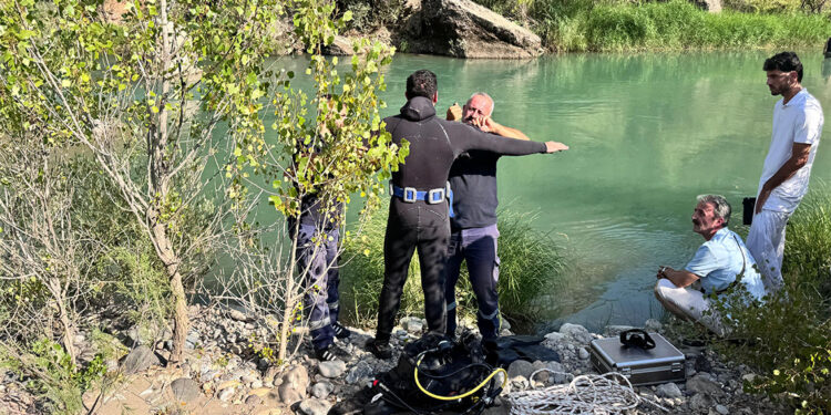 Pülümür Nehri'nde akıntıyla sürüklenen 2 arkadaştan 1'i boğuldu