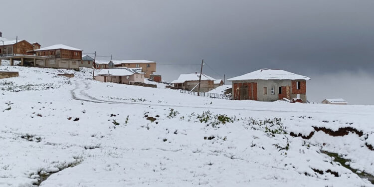 Rize'nin yaylalarında temmuz ayında kar yağışı