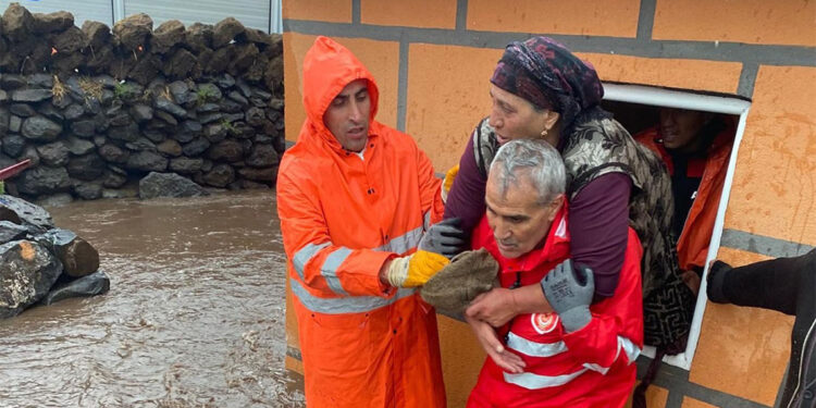 Kars'ta sağanak yağış nedeniyle 2 ev yıkıldı