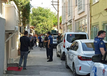 Sağlık ekibinin ihbarına giden polisi bıçakla yaralayan şüpheli vurularak yakalandı