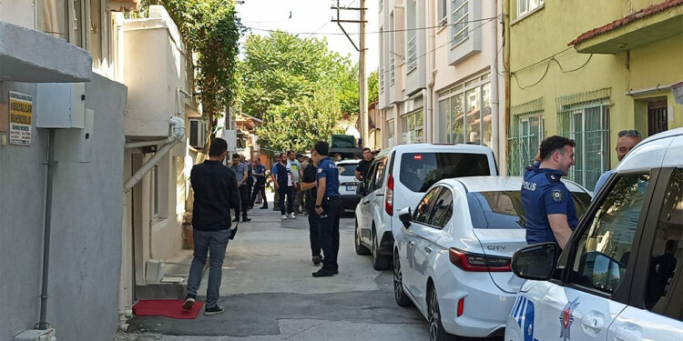 Sağlık ekibinin ihbarına giden polisi bıçakla yaralayan şüpheli vurularak yakalandı