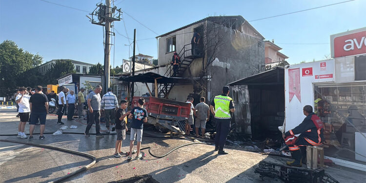 Sakarya'da market deposunda çıkan yangın, otluk ve ağaçlık alana sıçradı