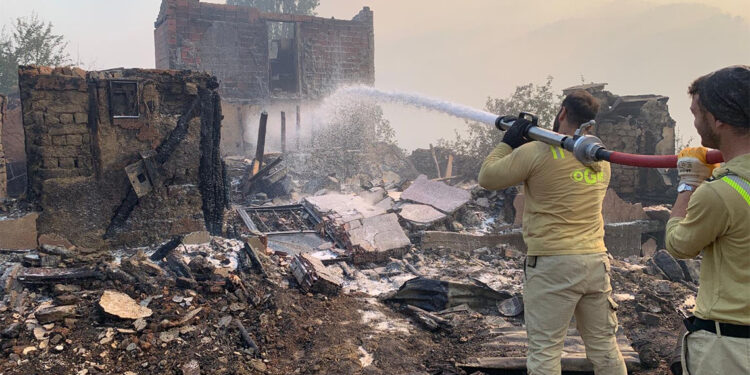 Sakarya'daki orman yangını 2'nci günde; Geyve'de 3 ev kül oldu