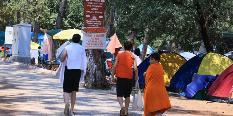 'Sakin Şehir' Akyaka, tatilcilerin uğrak noktası oldu