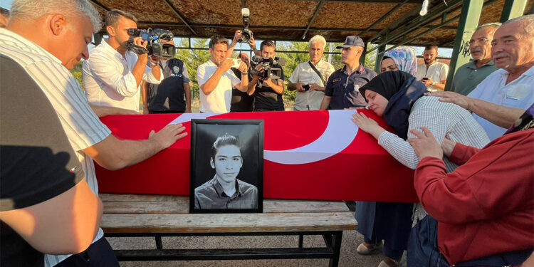 AKUT gönüllüsü Alperen Özcan Ankara'da toprağa verildi