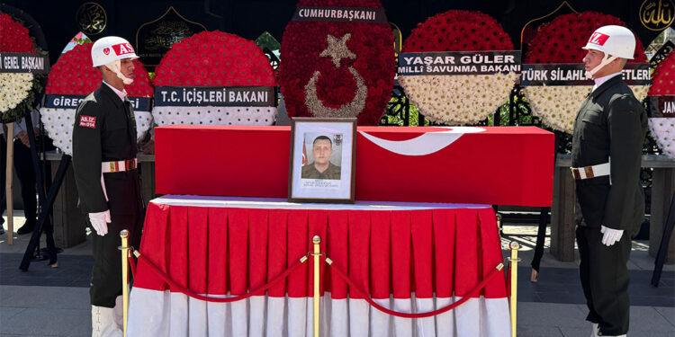 Sıvı kaybından şehit olan Er Semih Erdoğan toprağa verildi