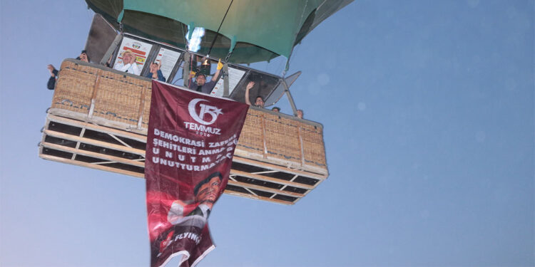 Sıcak hava balonları Türk bayrakları ve şehit Ömer Halisdemir posteri ile havalandı