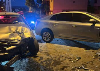 Sivas'ta 2 otomobilin çarpıştığı kazada 6 kişi yaralandı