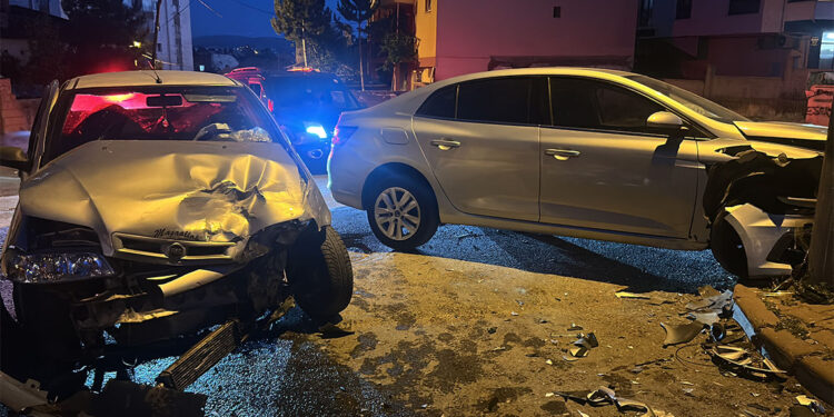 Sivas'ta 2 otomobilin çarpıştığı kazada 6 kişi yaralandı