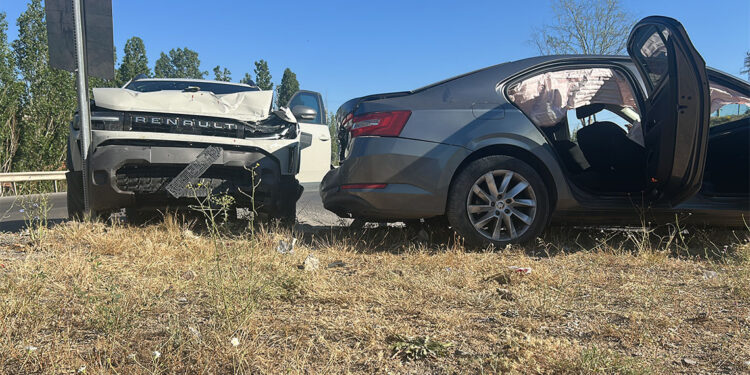 Sivas'ta otomobiller çarpıştı: 1'i çocuk, 5 yaralı