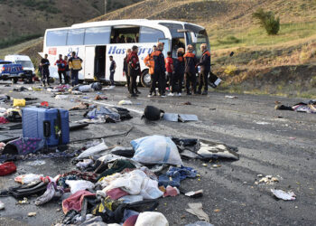 Sivas'ta yolcu otobüsü devrildi: 4 ölü, 33 yaralı
