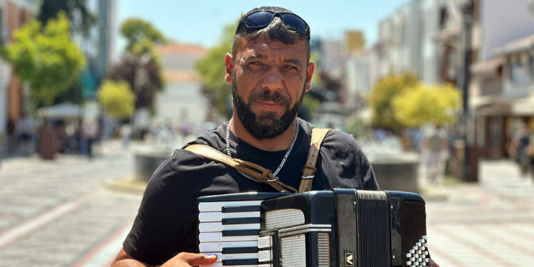 Sokak müzisyeninden, ‘Gölgede bile pişiyorum’ şarkısı