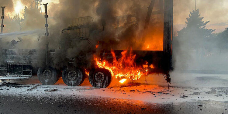 Nevşehir'de sünger yatağı yüklü TIR yandı