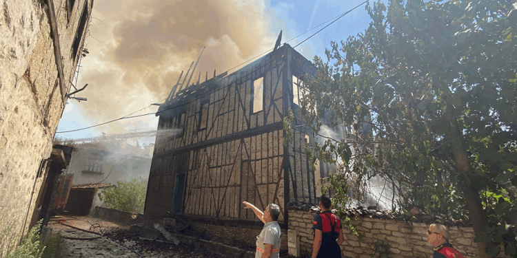 Safranbolu'da 2 katlı tarihi konak yandı