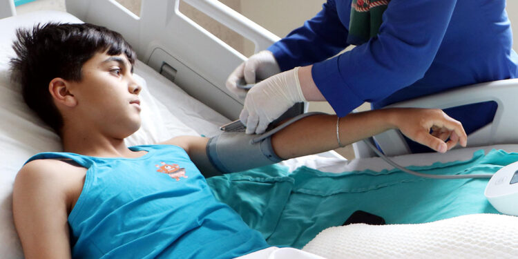 Şaka yaparken arkadaşını kolonya ile yaktı