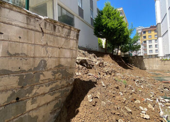 Samsun'da sitenin istinat duvarı çöktü