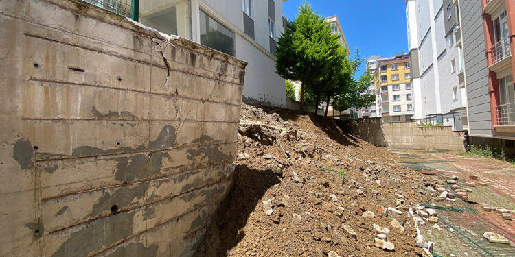 Samsun'da sitenin istinat duvarı çöktü
