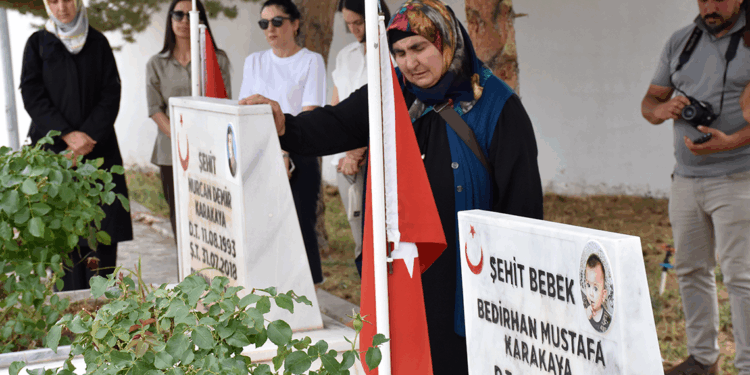 Şehit Bedirhan bebek ile annesi mezarı başında anıldı 