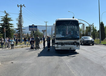Servis otobüsü akaryakıt tankerine çarptı; 35 yaralı