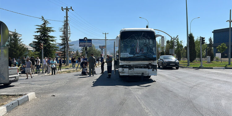 Servis otobüsü akaryakıt tankerine çarptı; 35 yaralı
