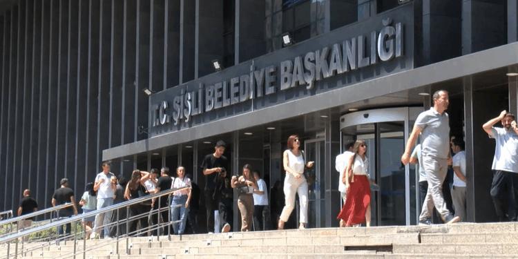 Şişli Tapu Müdürlüğü'nde yangın paniği