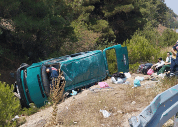 Sivas'ta minibüs devrildi: 13 yaralı