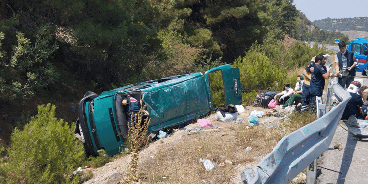 Sivas'ta minibüs devrildi: 13 yaralı