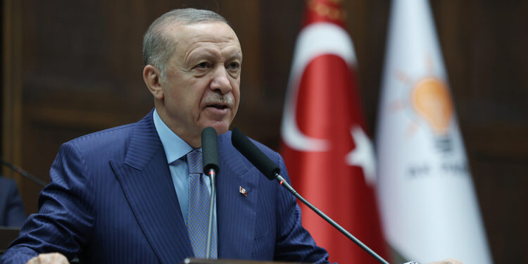 Siyasetin ve milletin seçim gündemi yok