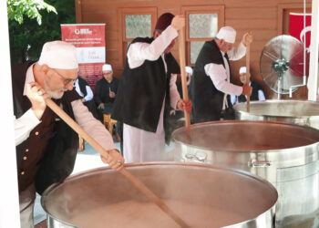 Sümbül Efendi Tekkesi'nde aşure kaynatıldı