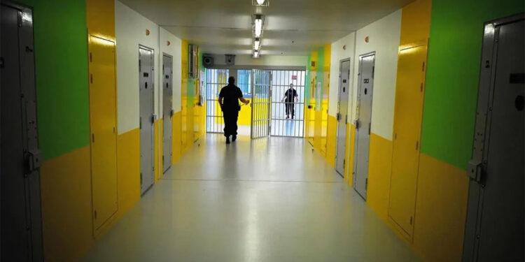 Tahliye olan koğuş arkadaşının valizine saklanıp firar etti