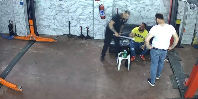 Tartıştıkları kişiyi levye ile döven 2 şüpheli tutuklandı