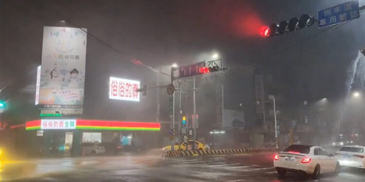 Tayvan'da 'Danas Tayfunu' alarmı; 3 bin 400 kişi tahliye edildi