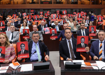 TBMM Genel Kurulu'nda CHP'li milletvekillerinden protesto