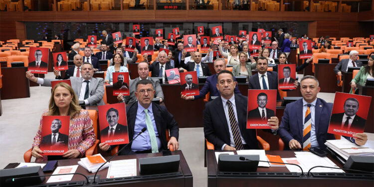 TBMM Genel Kurulu'nda CHP'li milletvekillerinden protesto