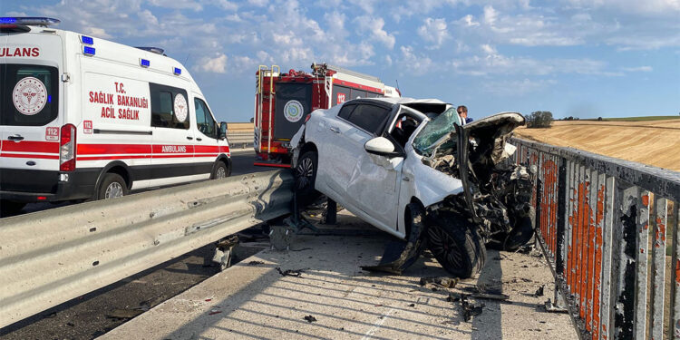 Tekirdağ'da kamyona çarpan otomobilin sürücüsü öldü