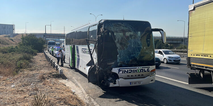 TEM'de yolcu otobüsü kamyona arkadan çarptı; 1’i ağır, 7 yaralı
