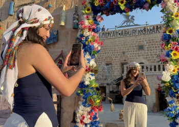 Termometrelerin 40 derecenin üzerinde gösterdiği Midyat'a turist akını