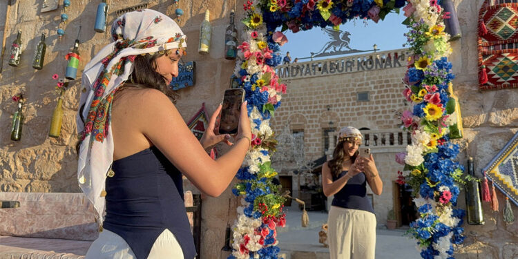 Termometrelerin 40 derecenin üzerinde gösterdiği Midyat'a turist akını