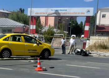 Ağrı'da ticari taksi ile motosiklet çarpıştı