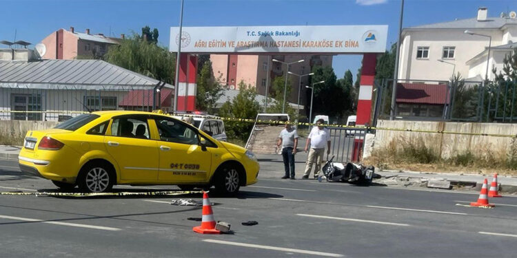 Ağrı'da ticari taksi ile motosiklet çarpıştı