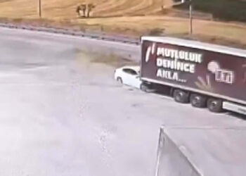 TIR'a çarpan otomobildeki baba ve 3 çocuğu öldü