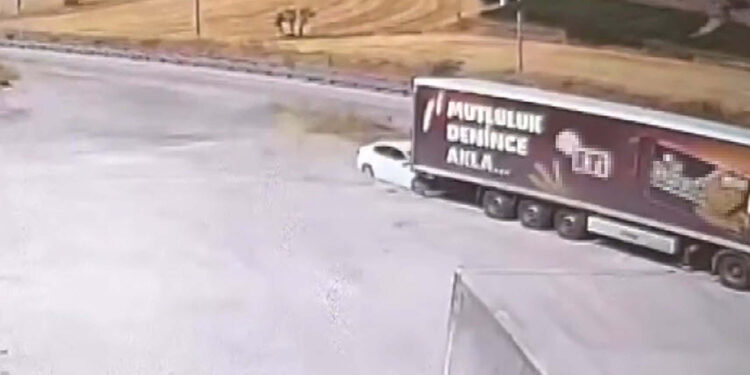 TIR'a çarpan otomobildeki baba ve 3 çocuğu öldü