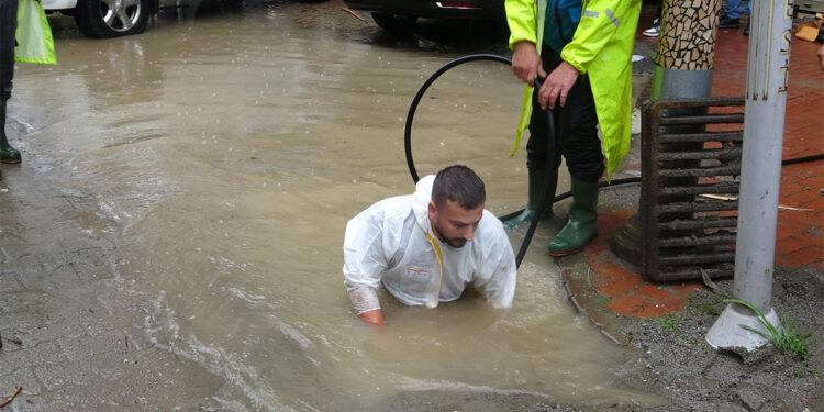 Sürmene'de etkili olan sağanak su taşkınlarına neden oldu
