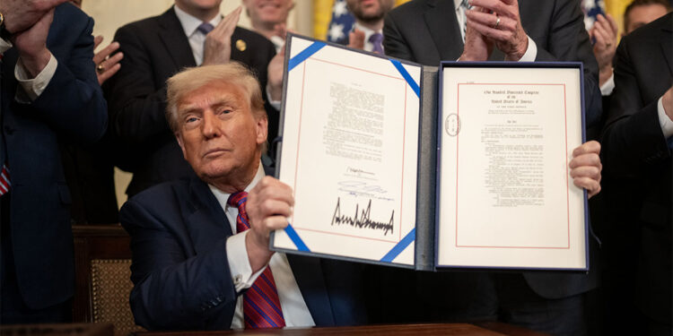 Donald Trump, GENIUS tasarısını imzaladı