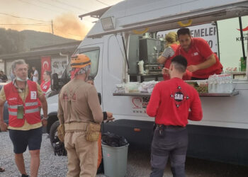 Türk Kızılay'ı yangından etkilenen vatandaşlara beslenme hizmeti sağlıyor