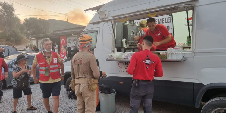 Türk Kızılay'ı yangından etkilenen vatandaşlara beslenme hizmeti sağlıyor