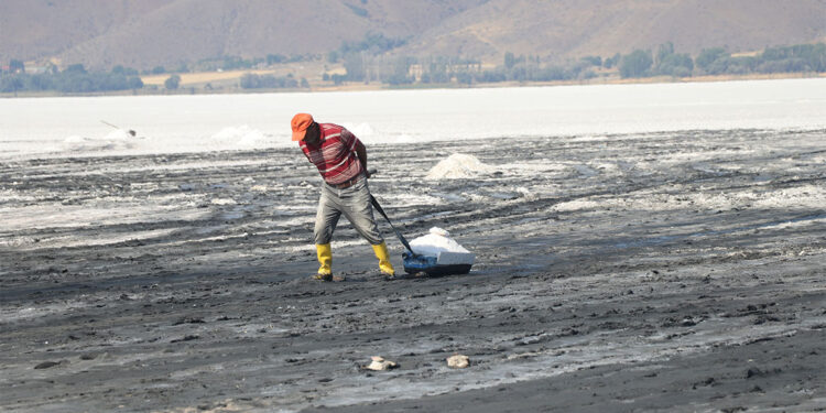Tuzla Gölü'nde tuz hasadı başladı