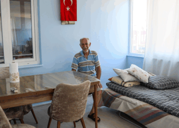 Tahliye edilen dede ve torunları, yeni evlerine taşındı