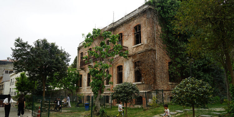 Taksimde kayıp sesler: Fransız yetimhanesi